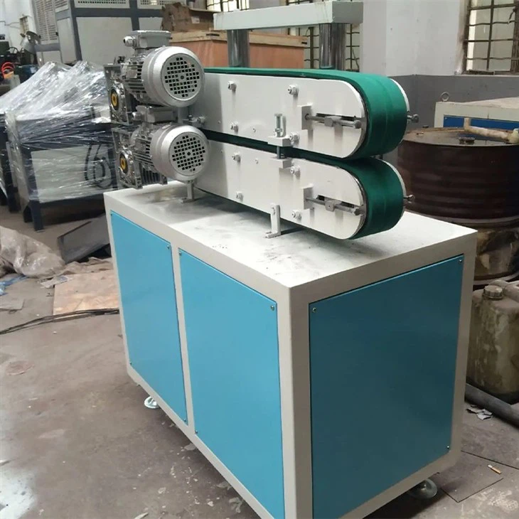 Plastic pipe traction machine